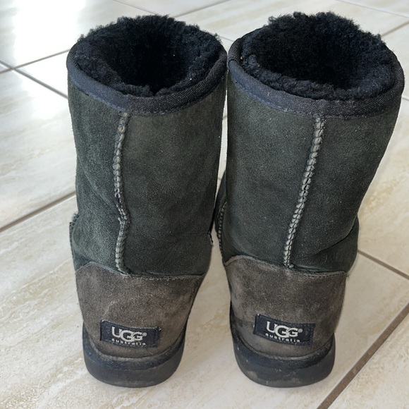 UGG Black Classic Short Size 7 - Picture 5 of 10